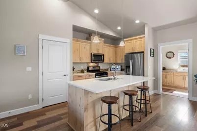 63848 Hunters Circle, Bend, OR 97701 - Photo 4