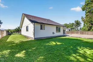 176 E Gregory Rd, Central Point, OR 97502 - Photo 4