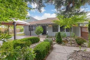851 NE 10th St, Grants Pass, OR 97526 - Photo 2