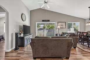 951 Village Cir, Medford, OR 97504 - Photo 6