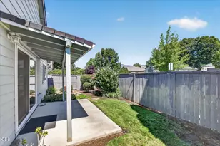 951 Village Cir, Medford, OR 97504 - Photo 26