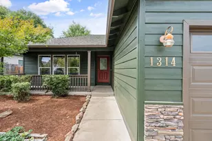 1314 Andrew Dr, Medford, OR 97501 - Photo 2