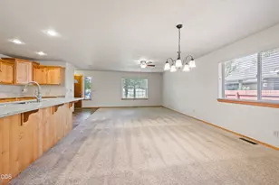 2330 NW 10th St, Redmond, OR 97756 - Photo 8