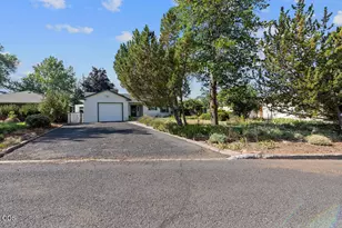 598 NE Ochoco Ave, Prineville, OR 97754 - Photo 2