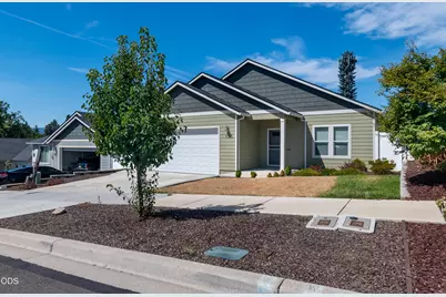 656 Nobility Drive, Medford, OR 97501 - Photo 2