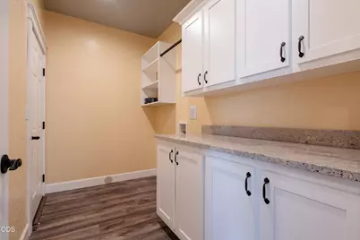 656 Nobility Drive, Medford, OR 97501 - Photo 18