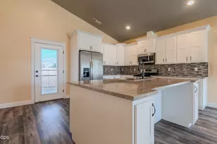 656 Nobility Dr, Medford, OR 97501 - Photo 8