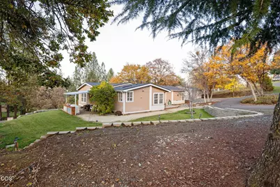 2285 Jasmine Avenue, Medford, OR 97501 - Photo 2