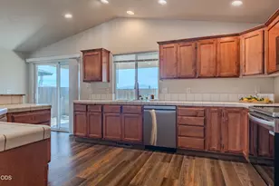 2102 Lara Ln, Central Point, OR 97502 - Photo 4