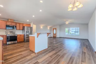 2102 Lara Ln, Central Point, OR 97502 - Photo 2