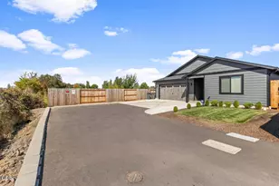 1880 Aster St, Medford, OR 97501 - Photo 2