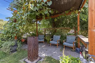 74 SE 11th St, Madras, OR 97741 - Photo 2