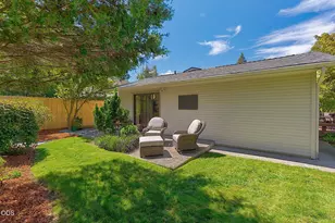 1027 NW Hawthorne Ave, Grants Pass, OR 97526 - Photo 52