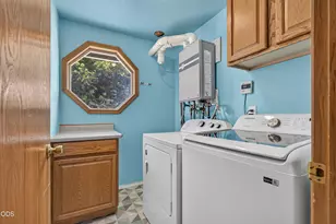 1011 Coachman Dr, Central Point, OR 97502 - Photo 14