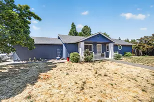 1011 Coachman Dr, Central Point, OR 97502 - Photo 2