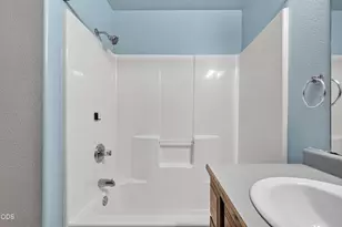 1011 Coachman Dr, Central Point, OR 97502 - Photo 18