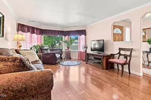 917 Rebecca Dr, Phoenix, OR 97535 - Photo 2