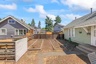 942 NW Delaware Ave, Bend, OR 97703 - Photo 10