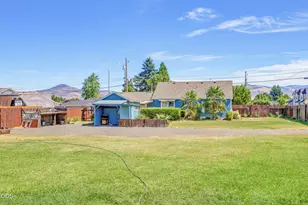 1590 S Columbus Ave, Medford, OR 97501 - Photo 4