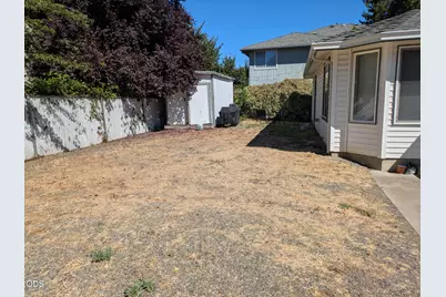 541 Briarwood Drive, Central Point, OR 97502 - Photo 8