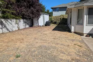 541 Briarwood Dr, Central Point, OR 97502 - Photo 8