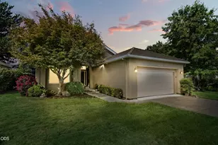 706 Summerwood Dr, Medford, OR 97504 - Photo 2