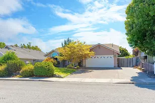 2713 SW Trinity Way, Grants Pass, OR 97527 - Photo 2