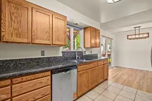 776 NW Carol Dr, Grants Pass, OR 97526 - Photo 16