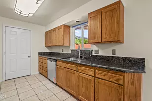 776 NW Carol Dr, Grants Pass, OR 97526 - Photo 12