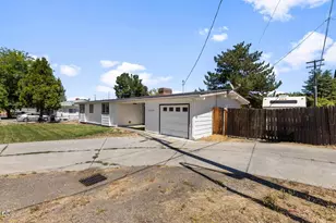 1070 N Ross Ln N, Medford, OR 97501 - Photo 2