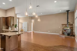 642 Sheffield Dr, Eagle Point, OR 97524 - Photo 2