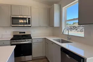570 NE McGee St, Madras, OR 97741 - Photo 6