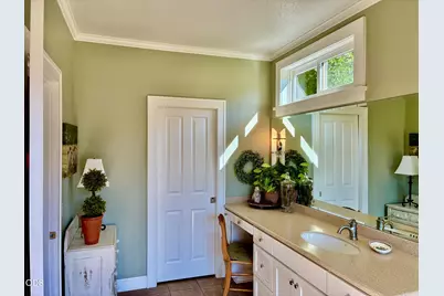 931 Hogan Road, Jacksonville, OR 97530 - Photo 18