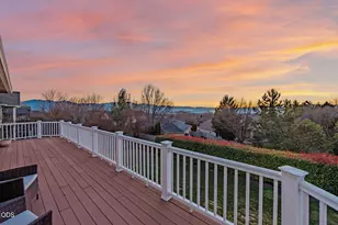 410 Lone Oak Dr, Medford, OR 97504 - Photo 2