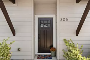 305 Moody Ln, Medford, OR 97501 - Photo 2