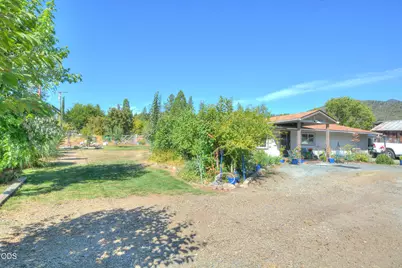 204 E Rosewood Street, Grants Pass, OR 97527 - Photo 2