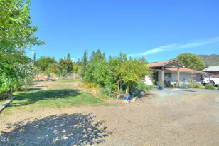 204 E Rosewood St, Grants Pass, OR 97527 - Photo 2