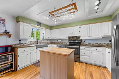 221 Village Lane, Grants Pass, OR 97527 - Photo 10