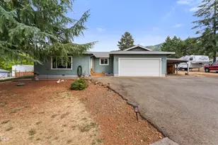 221 Village Ln, Grants Pass, OR 97527 - Photo 4