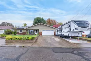 1334 SW Isham St, Grants Pass, OR 97526 - Photo 2