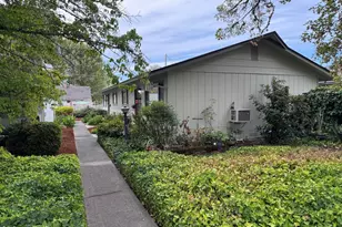 305 NE C St, Grants Pass, OR 97526 - Photo 2