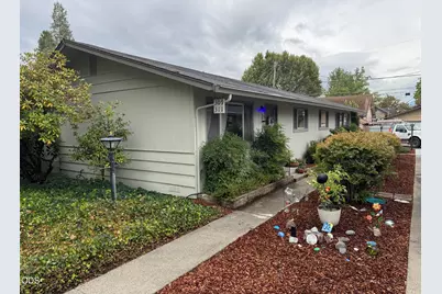 305 NE C Street, Grants Pass, OR 97526 - Photo 4