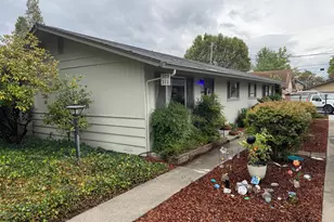 305 NE C St, Grants Pass, OR 97526 - Photo 4