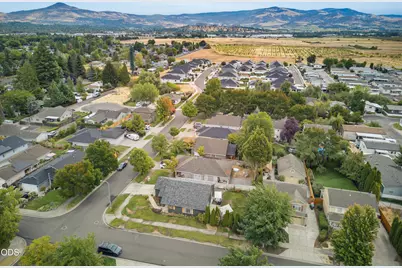 719 Nobility Drive, Medford, OR 97501 - Photo 6