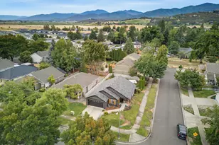 719 Nobility Dr, Medford, OR 97501 - Photo 10