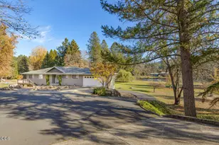 7266 Rogue River Dr, Shady Cove, OR 97539 - Photo 6