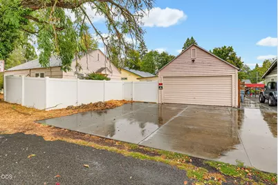 305 E Park Street, Grants Pass, OR 97527 - Photo 4