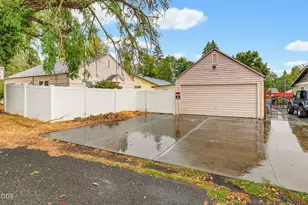 305 E Park St, Grants Pass, OR 97527 - Photo 4