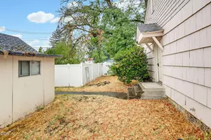 305 E Park St, Grants Pass, OR 97527 - Photo 22
