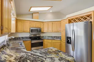 100 SE Liberty Dr, Grants Pass, OR 97527 - Photo 10